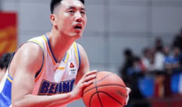 kaiyun-末节独砍13分6篮板2盖帽！翟晓川全场得到15分7篮板2盖帽