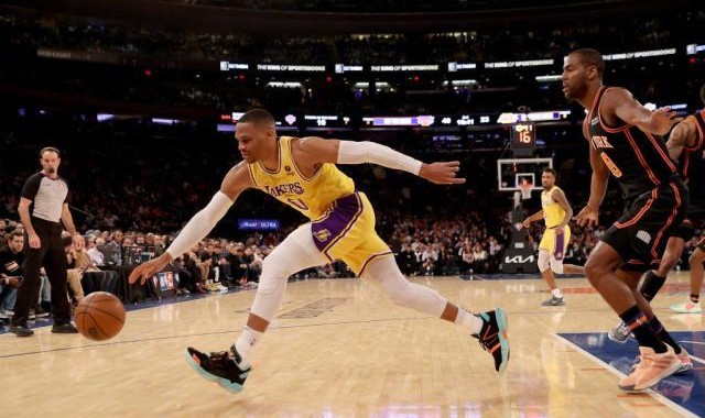 开云官网-抹平25分差距却无力赢球 湖人成本赛季过山车之王